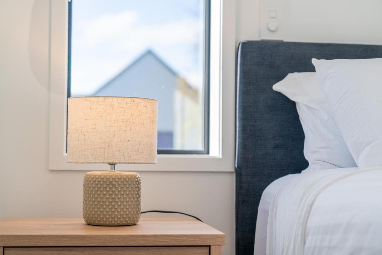King Bed On Hagley Park Corner In The Cbd Apartment Christchurch Ngoại thất bức ảnh