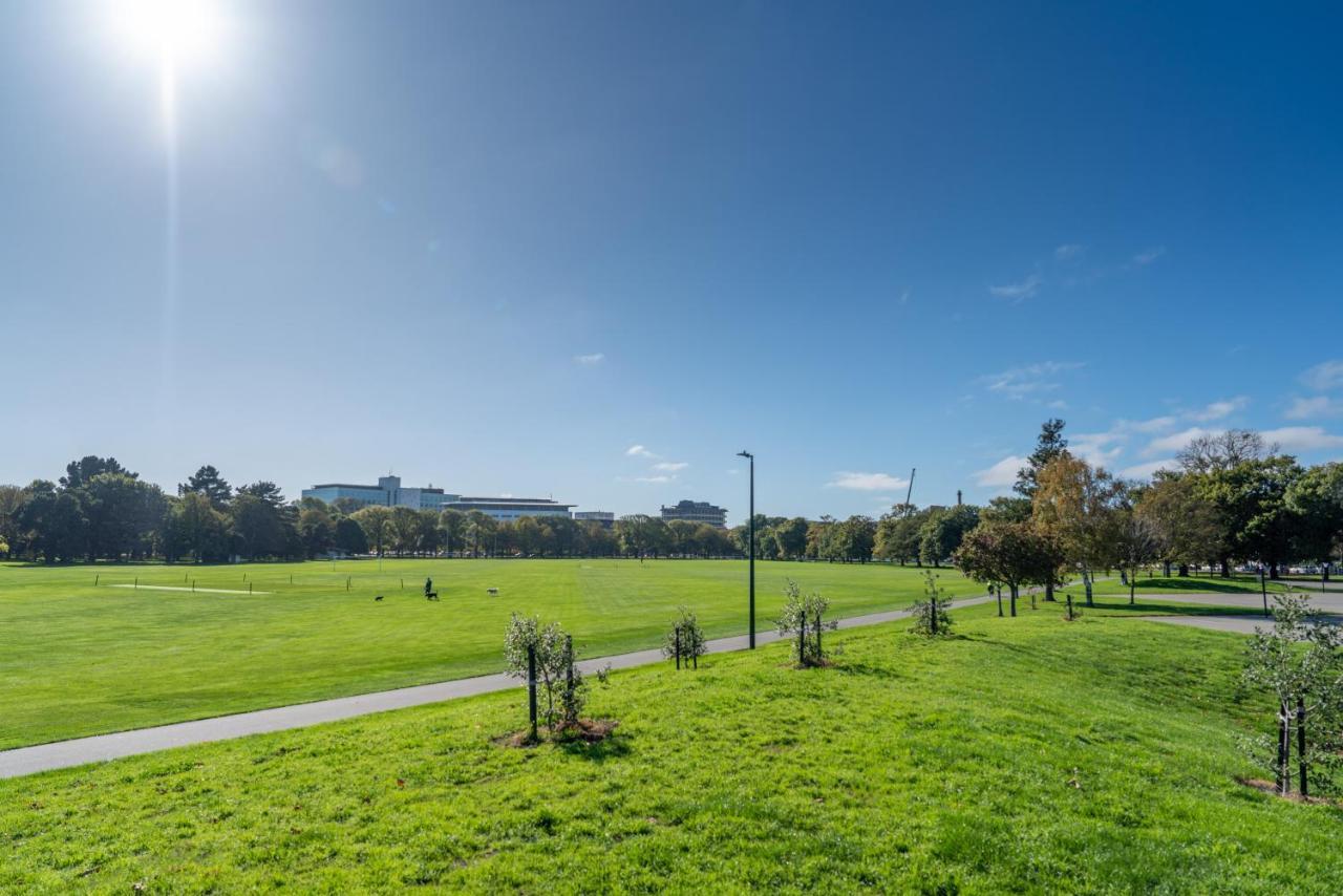 King Bed On Hagley Park Corner In The Cbd Apartment Christchurch Ngoại thất bức ảnh