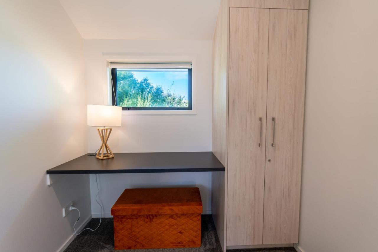 King Bed On Hagley Park Corner In The Cbd Apartment Christchurch Ngoại thất bức ảnh