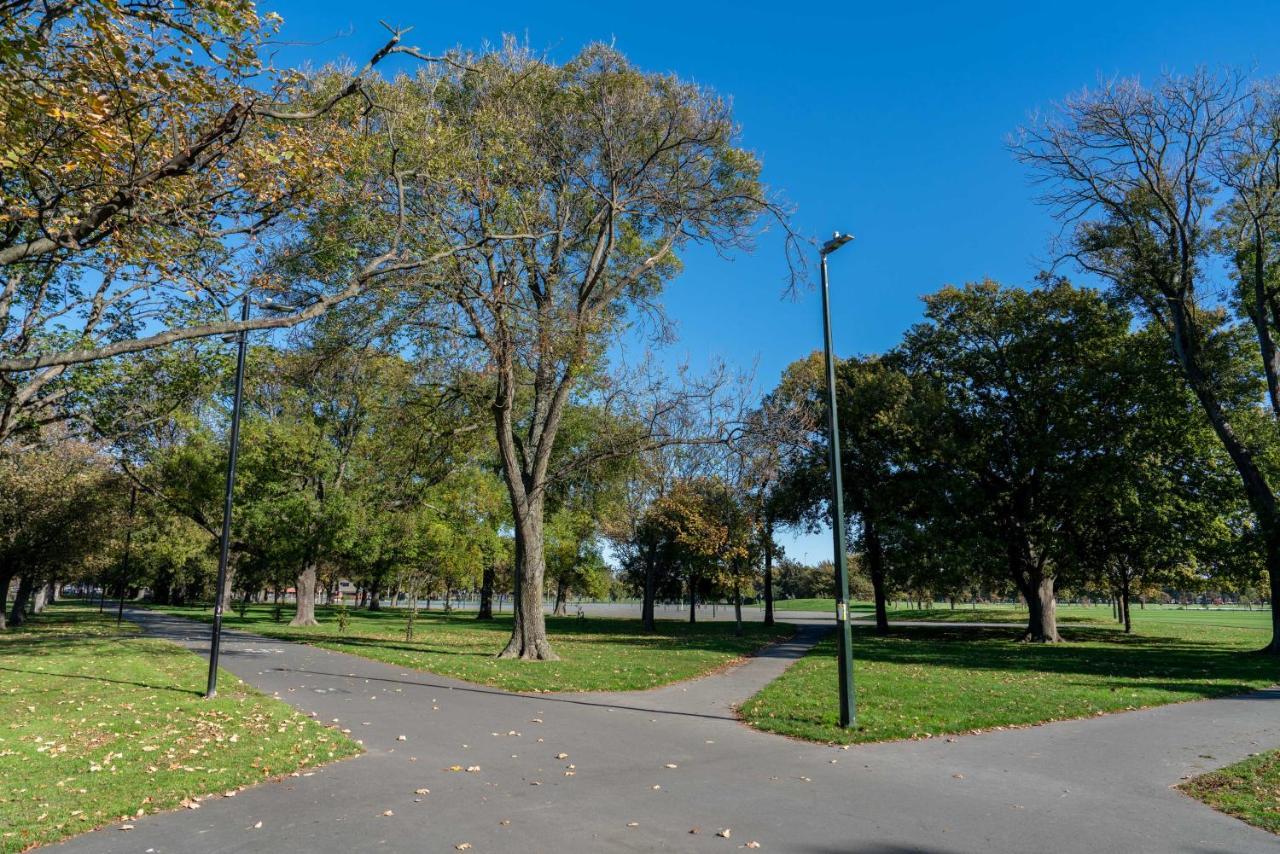 King Bed On Hagley Park Corner In The Cbd Apartment Christchurch Ngoại thất bức ảnh
